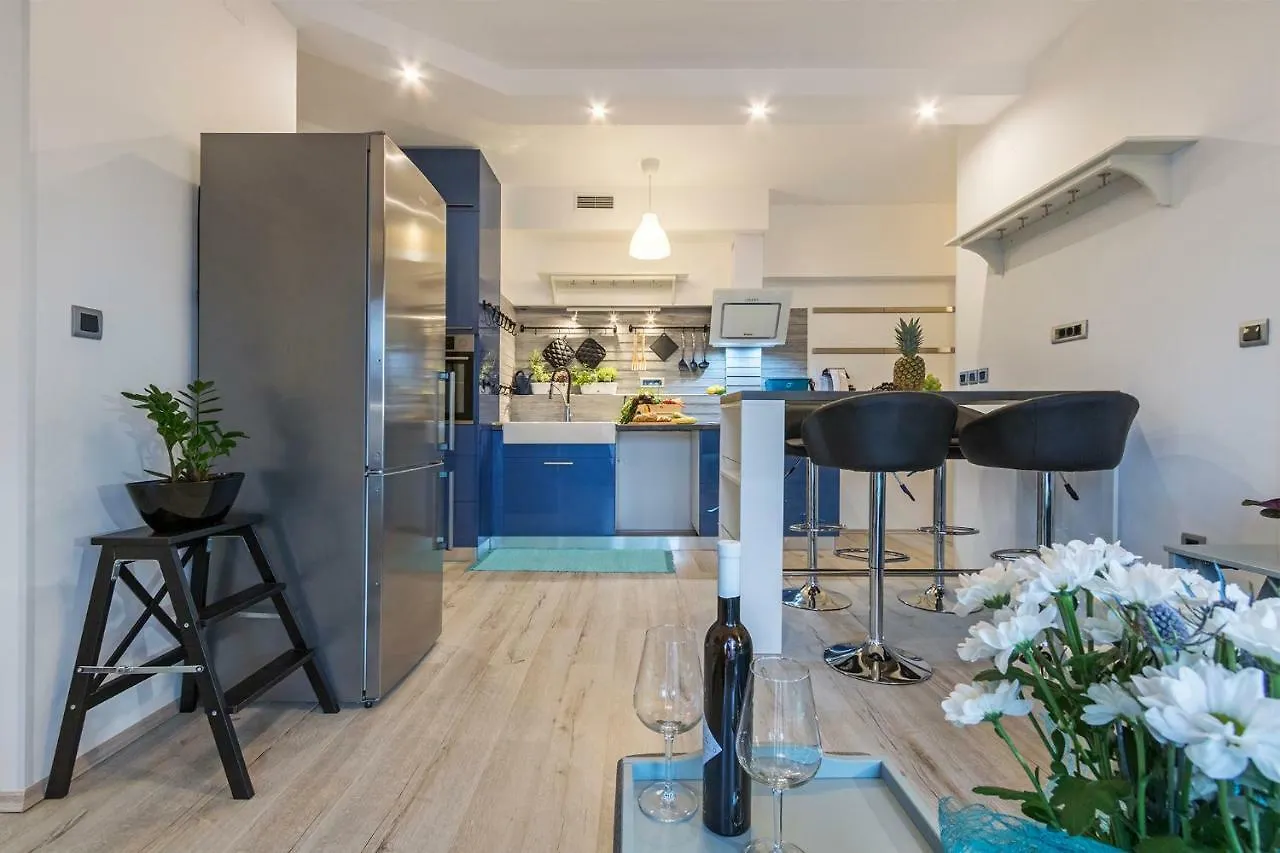 Apartment Danijela I بولا 0*,